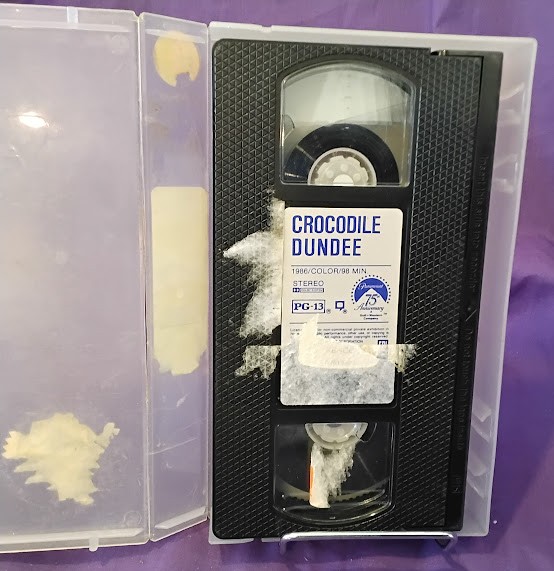 CROCODILE DUNDEE VHS TAPE 1986 PAUL HOGAN COMEDY