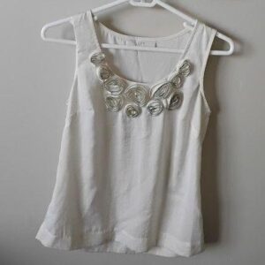 Ann Taylor LOFT White Rosette Sleeveless Blouse (Size XS)